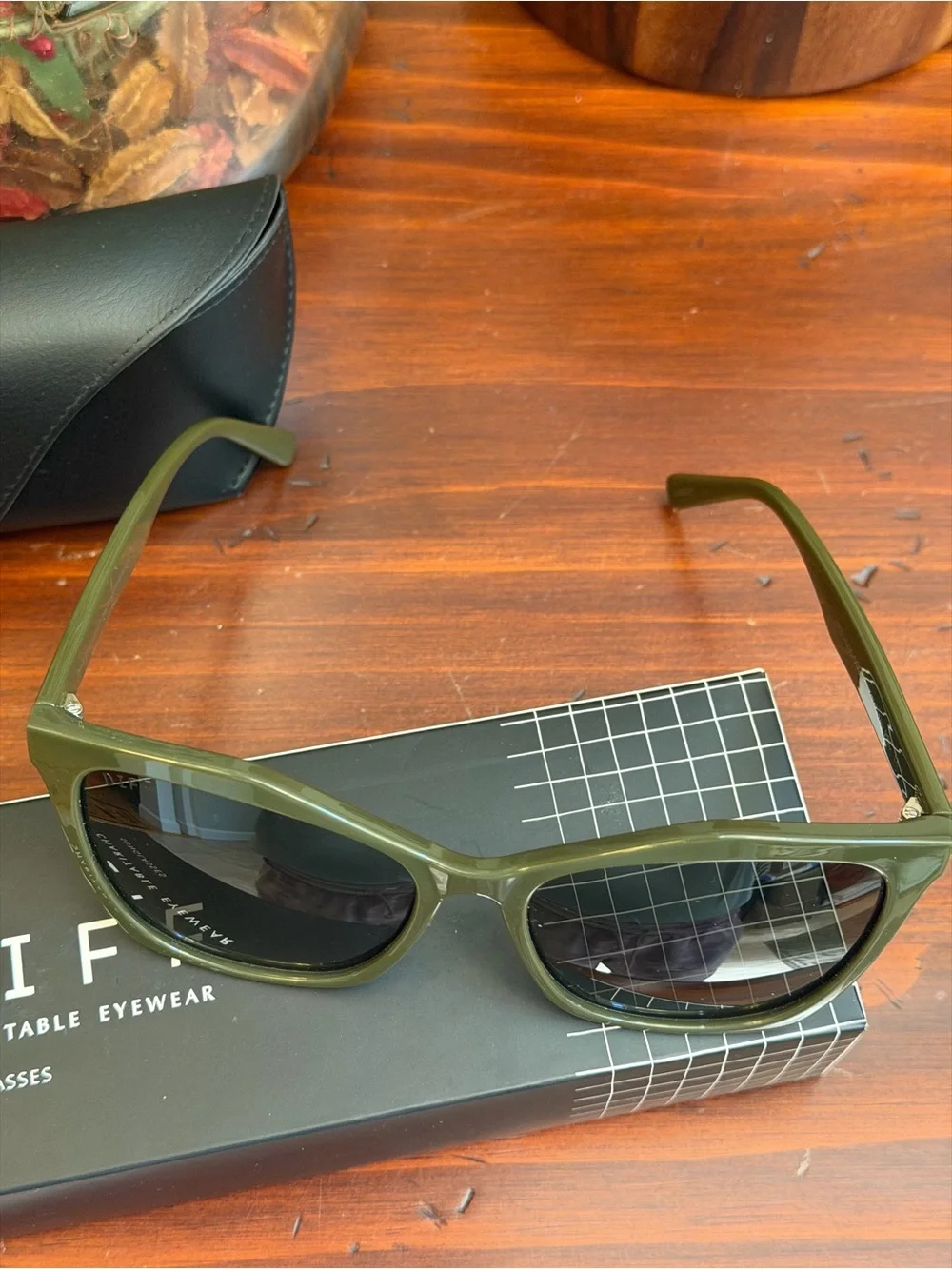 DIFF EYEWEAR Cassidy Sunglasses in an olive green color with polarized lenses